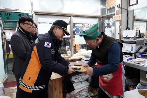 NSP통신-길영관 용인소방서장이 설 명절을 앞두고 6일 전통시장에서 화재예방 캠페인을 전개하고 있다. (사진 = 용인소방서)