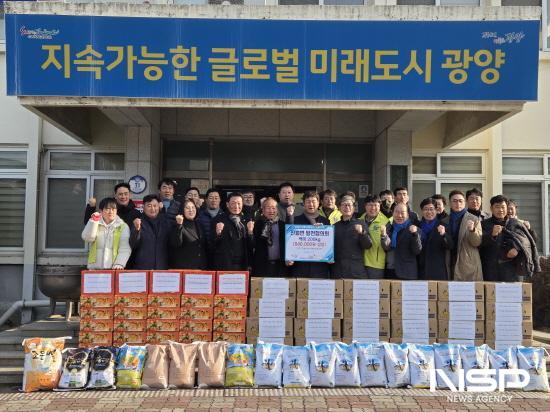 NSP통신-진월면 발전협의회 회원들과 진월면 청년회원들 백미와 과일 전달식 (= 광양시청)