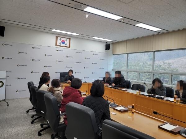 NSP통신-황미상 용인시의원이 5일 피해 교사들과 용인시 담당 부서 관계자들이 참여한 가운데 간담회를 하고 있다. (사진 = 황미상 의원실)