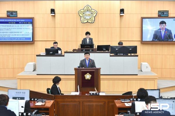 NSP통신-여수시의회 구민호 의원이 여수국가산단 진입도로 국도 승격 촉구 건의안 에 대해 설명하고 있다. (사진 = 여수시의회)