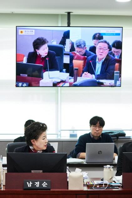 NSP통신-남경순 경기도의원이 경기신용보증재단 2026년도 업무보고에서 발언하고 있다. (사진 = 경기도의회)