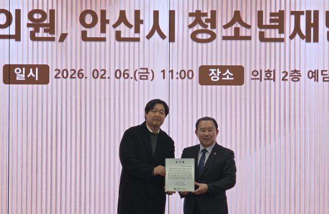 NSP통신-김철진 경기도의원이 시설 환경 개선 공로를 인정받아 상록청소년수련관으로부터 감사패를 수여받았다. 사진은 기념촬영 모습. (사진 = 김철진 의원실)