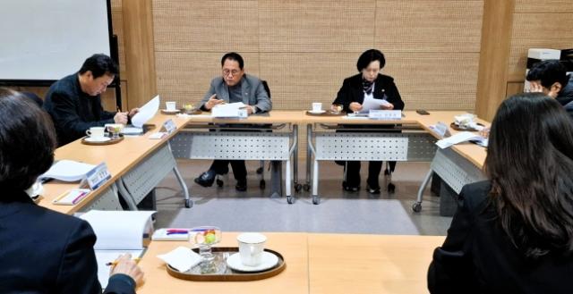 NSP통신-정윤경 부의장이 군포의왕교육지원청에서 열린 교육 현안 간담회에 참석해 논의를 하고 있다. (사진 = 경기도의회)