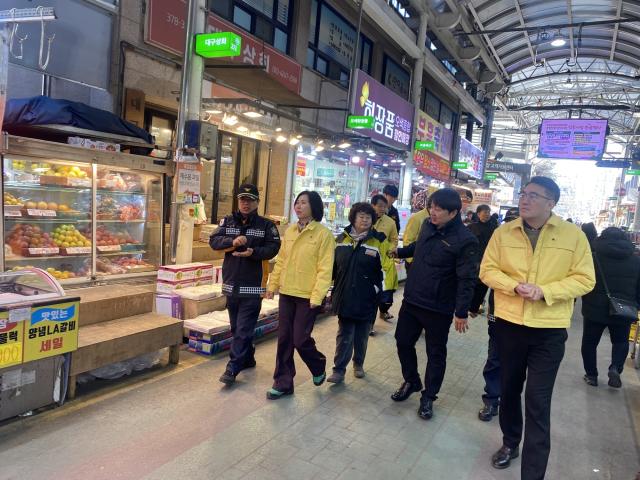 NSP통신-6일 윤영미 오산시 부시장(왼쪽 두번째)과 관계자들이 합동 안전점검을 하는 모습. (사진 = 오산시)