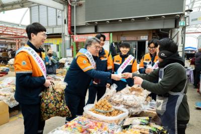 [NSP PHOTO]광양제철소, 임직원 참여 전통시장 방문 식자재 구매 행사 진행…지역경제에 활기