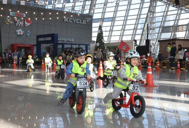 NSP통신-7일 광명스피돔에서 열린 밸런스바이크 월드 챔피언십에 출전한 어린이들이 밝게 웃으며 달리고 있다. (사진 = 국민체육진흥공단)