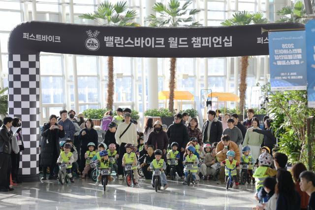 NSP통신-광명스피돔에서 열린 밸런스바이크 월드 챔피언십에 참가한 어린이들이 경기를 시작하고 있다. (사진 = 국민체육진흥공단)