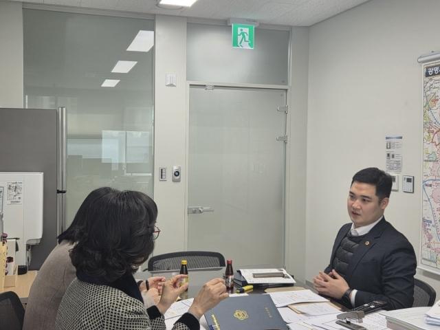 NSP통신-최민 경기도의원이 9일 경기도일자리재단 관계자들과 경기도기술학교 전문성 강화를 위한 정담회를 하고 있다. (사진 = 경기도의회)