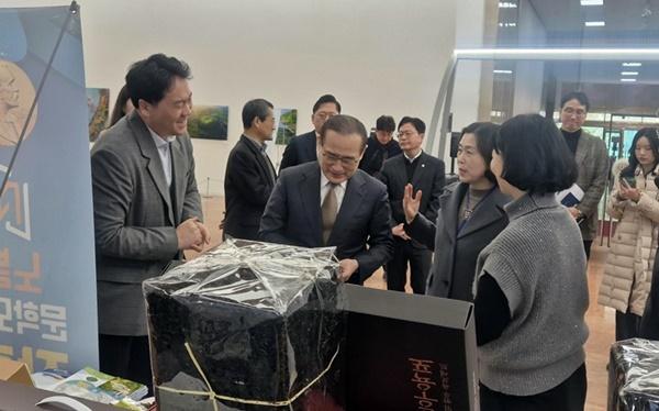 NSP통신-장흥군이 지난 9일 정부서울종합청사 로비에서 개최한 특산품 판촉행사에 위성락 안보실장을 비롯해 중앙부처 장·차관 등 다수의 공무원이 참여해 눈길을 끌었다. (사진 = 장흥군)