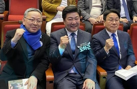 NSP통신-오하근, 순천성공시대, 시민이 주주입니다 출판기념회-김문수국회의원, 오하근 저자, 강기정 광주시장 (사진 = 독자제공)