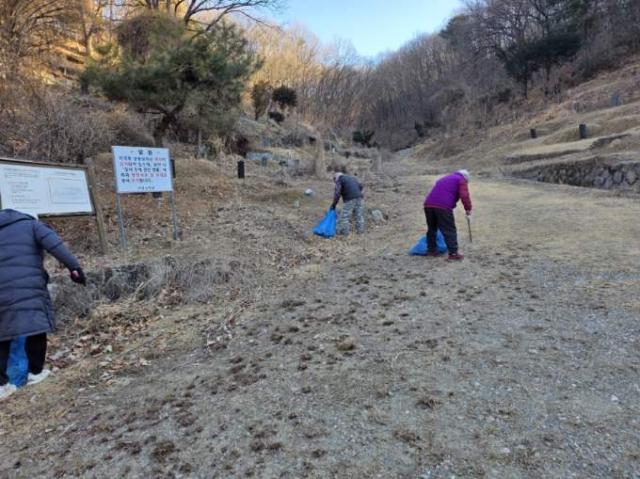 NSP통신-기흥구가 설을 맞아 지곡동 공동묘지 일원을 정비하고 있다. (사진 = 용인특례시)