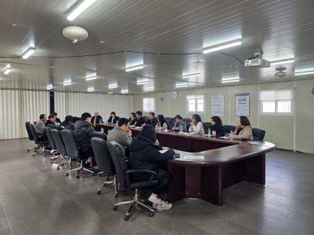 NSP통신-평택시가 화양지구조합 사무실에서 화양지구조합 및 한국공인중개사협회 안중지회 임원진과 간담회를 하고 있다. (사진 = 평택시)