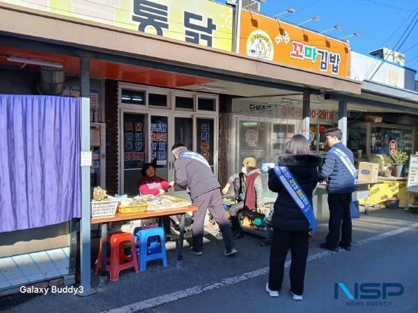 NSP통신-경산시는 설 명절을 앞두고 9일부터 오는 13일까지 전통시장을 이용하는 상인과 시민들을 대상으로 무단투기 및 분리배출 미준수 행위를 집중적으로 단속하는 전통시장 생활 쓰레기 분리배출 합동 단속을 실시한다. (사진 = 경산시)