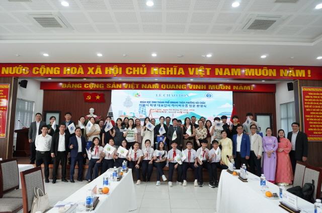 NSP통신-국제 우호도시 베트남 다낭시 하이쩌우동을 방문한 의왕시 학생 문화교류 대표단이 기념촬영을 하고 있다. (사진 = 의왕시)