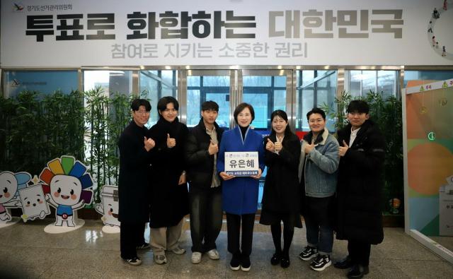 NSP통신-10일 유은혜 전 사회부총리 겸 교육부 장관(가운데)이 경기도교육감 예비후보 등록 후 기념촬영을 하고 있다. (사진 = 유은혜선거캠프)