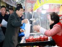 [NSP PHOTO]주낙영 경주시장, 설 앞두고 성동시장 장보기...전통시장에 민생 온기