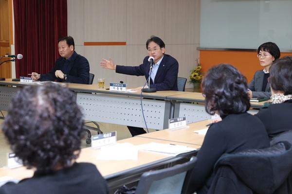 NSP통신-이동환 고양시장 통장회의 참석 모습 (사진 = 고양시)