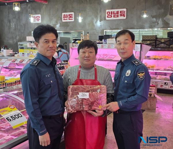 NSP통신-포항남부경찰서는 설 명절을 앞두고 제수용품 구입 등을 위해 방문객이 급증하는 대형마트와 관내 맛집이 참여하는 노쇼·피싱 예방활동을 전개했다. (사진 = 포항남부경찰서)