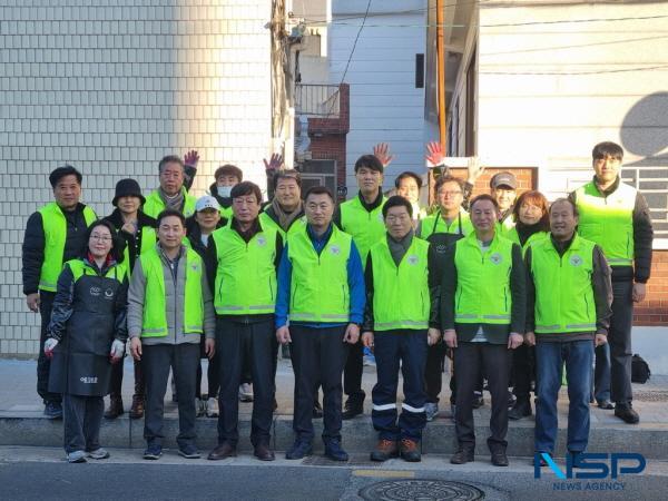 NSP통신-포항북부경찰서는 지난 9일 설 명절을 앞두고 지역 내 소외된 이웃에게 따뜻한 온정을 전하기 위한 연탄 나눔 봉사활동을 실시했다. (사진 = 포항북부경찰서)