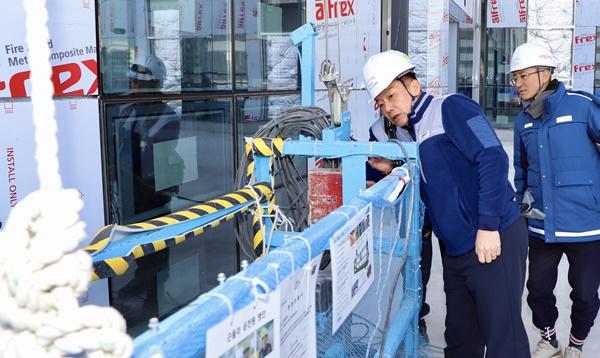 NSP통신-송치영 포스코이앤씨 사장이 구일역 지식산업센터 신축공사 현장 안전점검을 진행하고 있다. (사진 = 포스코이앤씨)