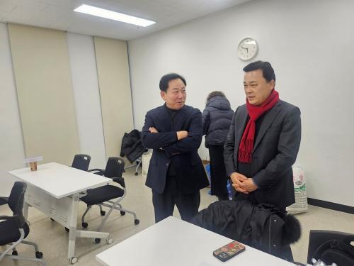 NSP통신-김석훈 국민의힘 전 안산시갑 당협위원장이 안산시 해양동 체육회 정례회의에서 권영덕 해양동 체육회장과 지역현안에 대해 의견을 나누는 모습. (사진 = 김석훈 전 당협위원장실)