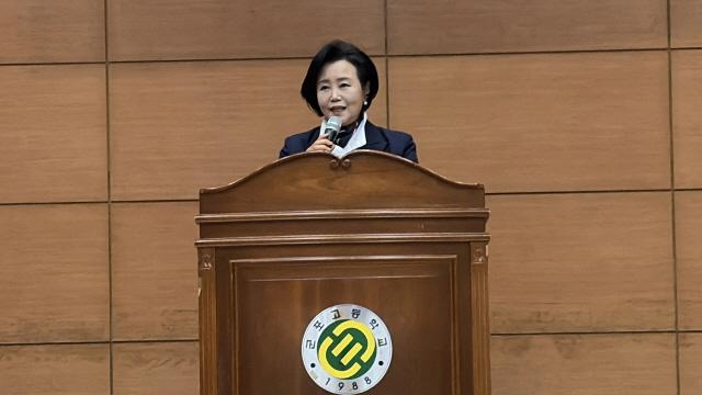 NSP통신-정윤경 경기도의원이 10일 군포고등학교 체육관에서 열린 제35회 졸업식에서 축사를 하고 있다. (사진 = 정윤경 의원실)