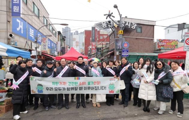 NSP통신-이상일 용인특례시장이 10일 용인중앙시장에서 전통시장 이용 활성화와 물가 안정을 위한 캠페인을 마친 뒤 상인들과 기념사진 촬영을 하고 있다. (사진 = 용인특례시)