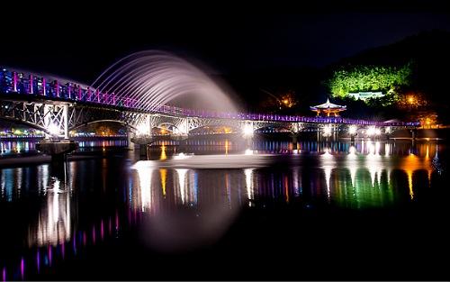 NSP통신-안동시는 월영교 일원 경관조명 연출을 마무리하고 와룡터널 특화 콘텐츠 조성 등 야간 명소를 확장해 낮에 집중되던 관광 동선을 밤까지 넓혀갈 방침이다. (사진 = 안동시)