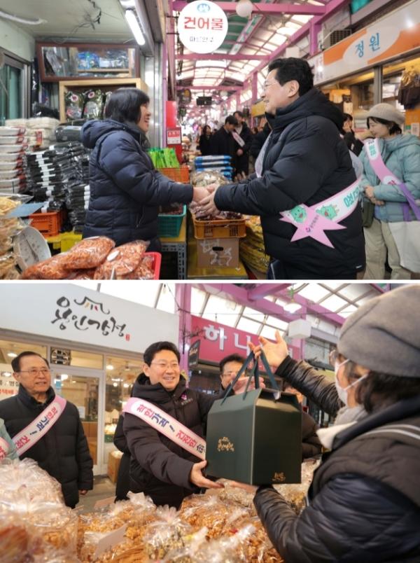 NSP통신-이상일 용인특례시장이 용인중앙시장에서 상인과 인사하며(위) 장을 보면서 상인들을 격려하고 있다. (사진 = 용인특례시)