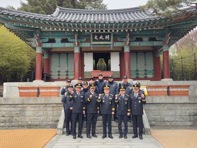 NSP통신-오죽헌에서 기관 및 단체 초청 참배 후 기념촬영 모습. (사진 = 강릉시)
