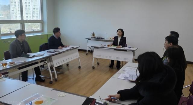 NSP통신-6일 윤영미 경기 오산시 부시장(가운데)이 현장 의견을 청취하는 모습. (사진 = 오산시)