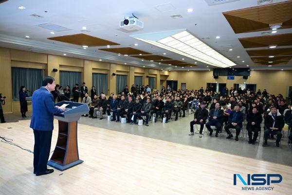 NSP통신-김천시는 지난 9일 김천시청 3층 강당에서 지난해 임기가 종료된 이·통장을 대상으로 노고에 감사의 뜻을 전하기 위해 감사패 수여식을 개최했다. (사진 = 김천시)