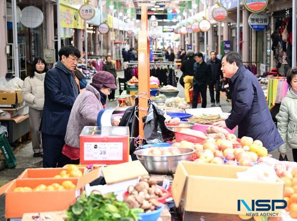 NSP통신-김천시는 설 연휴를 앞두고 전통시장 장보기 행사를 실시했다. (사진 = 김천시)