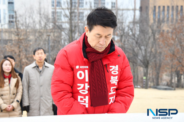 NSP통신-이강덕 전 시장은 후보 등록을 마친 첫 일정으로 안동 천년숲에 위치한 박정희 대통령 동상을 찾아 참배했다. (사진 = 이강덕 캠프)