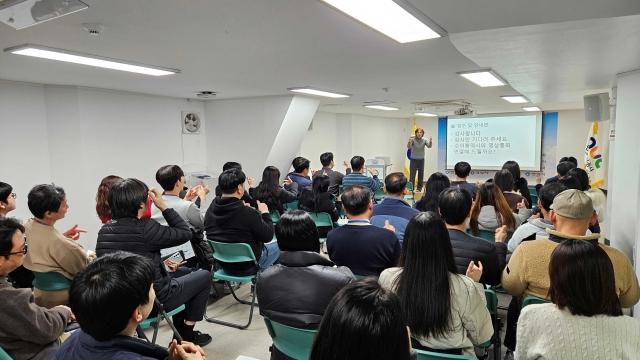 NSP통신-10일 안양도시공사 대회의실에서 임직원 대상 기초 수어 교육이 진행되고 있다. (사진 = 안양도시공사)