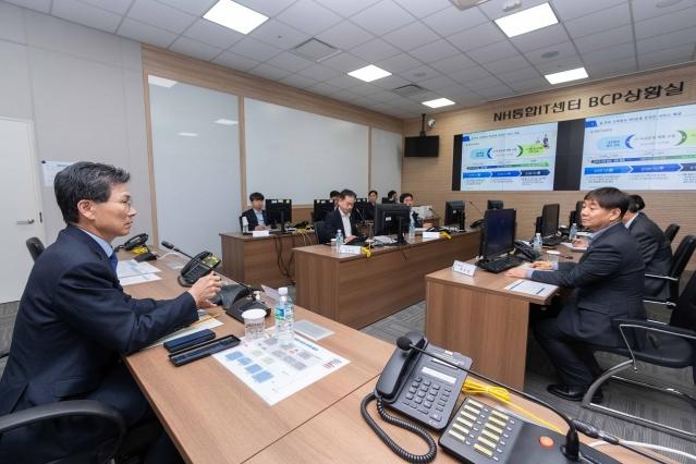 NSP통신-강태영 NH농협은행장은 지난 10일 경기도 의왕시 소재 NH통합IT센터에 방문해 연휴 기간 비상대응 체계를 직접 점검하고 현장 직원들을 격려했다. (사진 = NH농협은행)