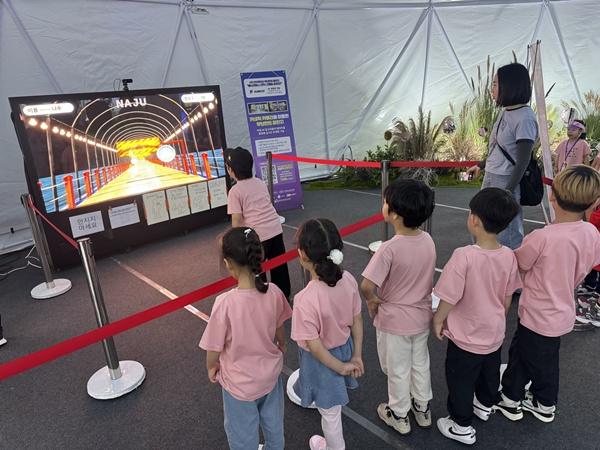 NSP통신-2025 나주영산강축제에서 방문객이 메타버스 지원센터 사업으로 제작된 메타버스 콘텐츠를 체험하고 있다. (사진 = 나주시)