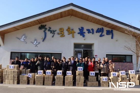 NSP통신-우광일 동광양로타리클럽 전 총재와 회원들 투척식 소화기 전달식 (사진 = 광양시청)