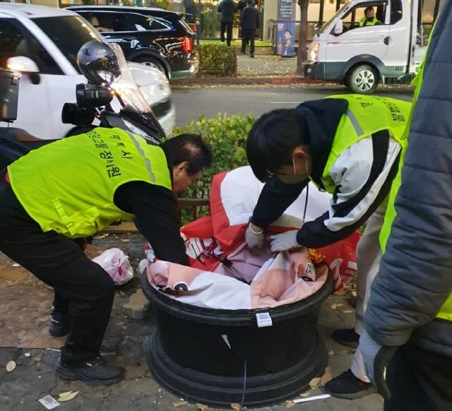 NSP통신-평택시 광고물 담당자 및 기간제 근로자들이 설을 맞아 불법 광고물을 집중 정비하고 있다. (사진 = 평택시)