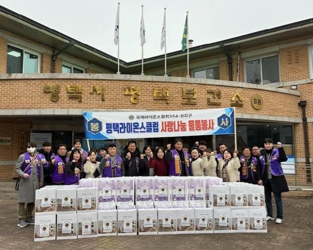 NSP통신-평택시가 지역 내 65세 이상 홀몸 어르신 50가구에 후원 물품을 전달했다. 사진은 전달에 앞선 기념촬영 모습. (사진 = 평택시)