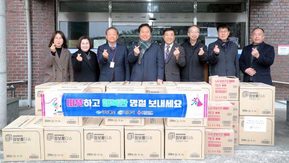 NSP통신-권기창 안동시장 설 명절 앞두고 사회복지시설 위문, 사회복지시설 방문해 시설 이용자 및 종사자 격려하며 위문품 전달 (사진 = 안동시)