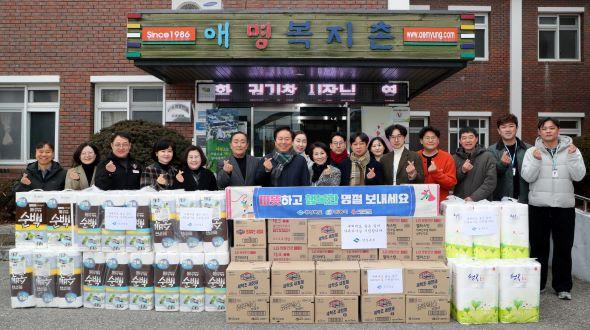 NSP통신-이번 위문은 민족 최대 명절인 설을 맞이해 사회복지시설 방문 등 나눔 문화 확산을 통해 소외되고 어려운 이웃들과 함께하자는 명절 분위기를 조성하고자 추진됐다. (사진 = 안동시)