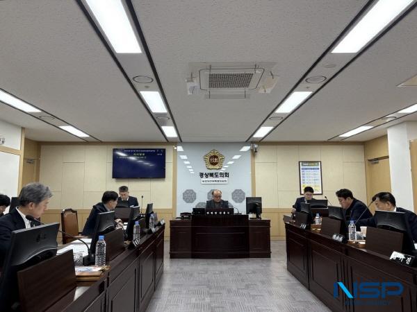 NSP통신-경상북도의회 농업대전환특별위원회는 지난 6일 농업대전환특별위원회 회의를 열고 농축산유통국과 농업기술원으로부터 주요 업무를 보고받은 뒤 농업현장의 목소리를 반영한 농가소득 증대와 농업정책 개선 방안을 제시했다. (사진 = 경상북도의회)
