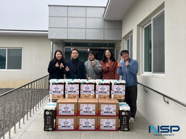 NSP통신-경산교육지원청은 민족 고유의 명절 설을 앞두고 지난 10일 남산면 소재의 지적장애인 복지시설인 안락원을 방문하여 화장지, 샴푸 등의 생활필수품을 전달했다. (사진 = 경산교육지원청)