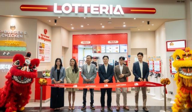 NSP통신-롯데GRS 이원택 대표(우측 3번쨰)와 카트리나그룹 알란 고 회장(우측 4번째)이 참석해 기념촬영을 하고 있다 (사진 = 롯데GRS 제공)