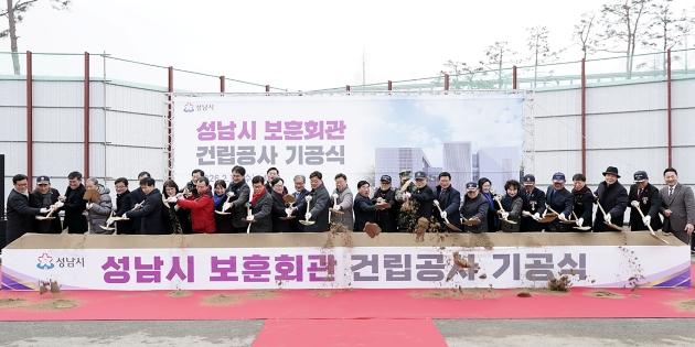 NSP통신-11일 개최된 성남시 중원구 여수동 보훈회관 건립공사 기공식에서 신상진 성남시장과 국회의원, 도·시의원 등 참여 내빈들이 첫 삽을 뜨고 있다. (사진 = 성남시)
