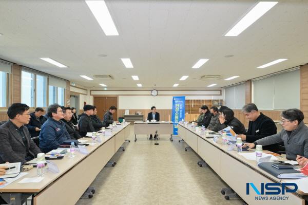 NSP통신-영덕군은 올해 3월 26일부터 29일까지 열릴 제29회 영덕대게축제의 성공적인 개최를 위해 지난 9일 강구면사무소 회의실에서 영덕대게축제 추진위원회 위원과 영덕군 관계자 등 15명이 참석한 가운데 현장 소통의 날 간담회를 가졌다. (사진 = 영덕군)
