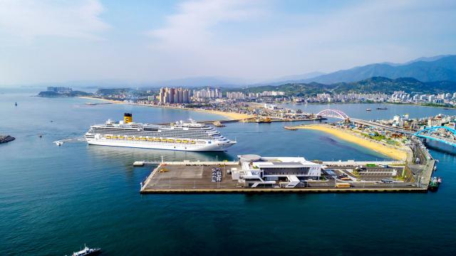 NSP통신-속초항에 입항하는 코스타세레나호. (사진 = 속초시)