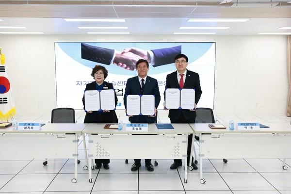 NSP통신-곡성군이 지난 10일 개최한 자기주도학습센터 구축을 위한 업무협약식. (사진 = 곡성군)