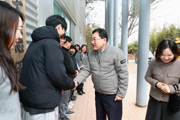 NSP통신-경주시는 설 명절을 맞아 11일 아동복지시설 대자원을 방문해 입소 아동과 종사자들을 격려하고 위문품을 전달하는 등 따뜻한 나눔 행정을 실천했다. (사진 = 경주시)